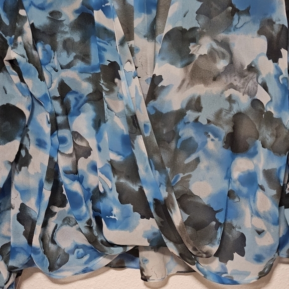 BCBGMAXAZRIA faux wrap style top size large - Picture 3 of 14